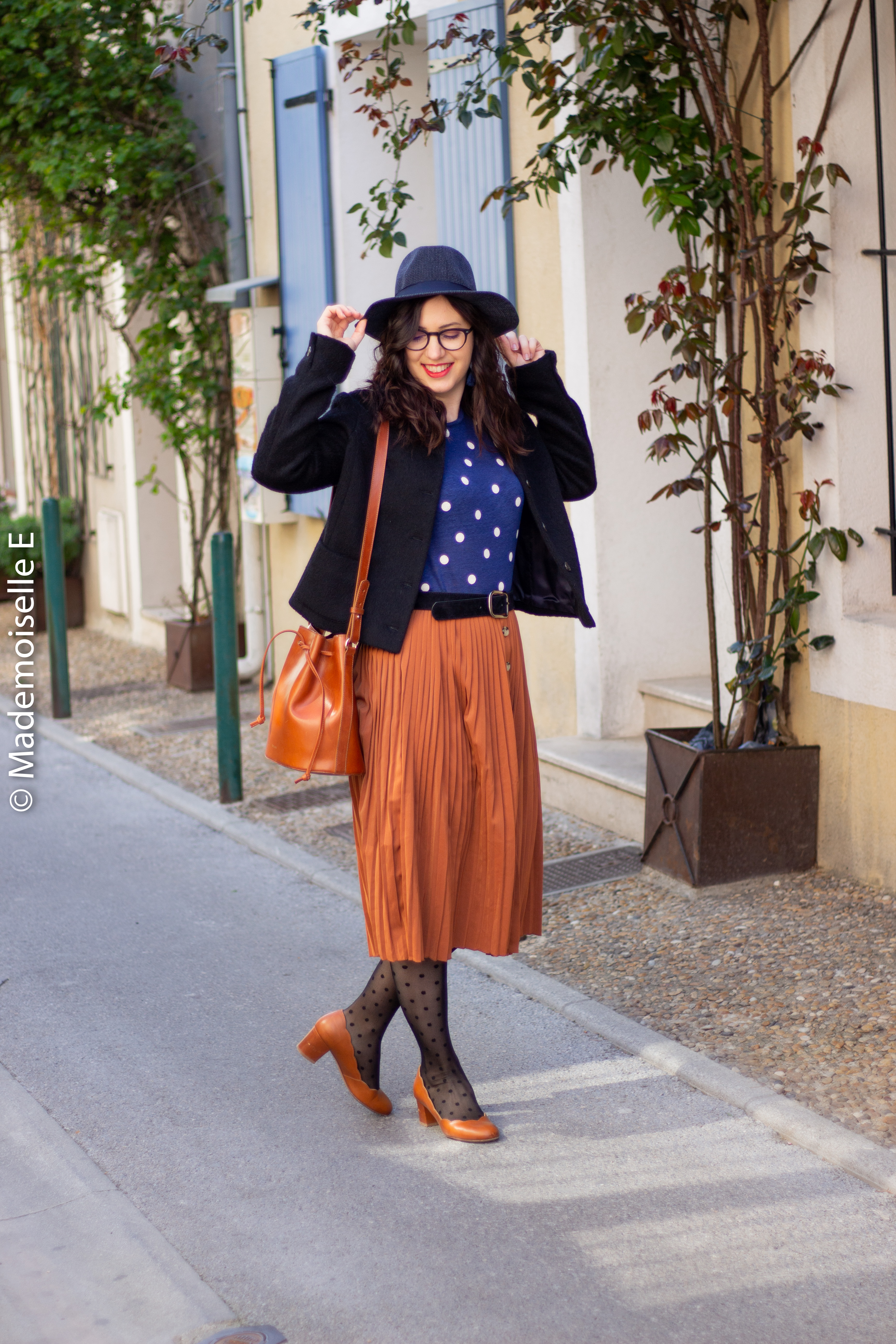 blog-mode-femme-jupe-midi-plissée-camel-1-mademoiselle-e