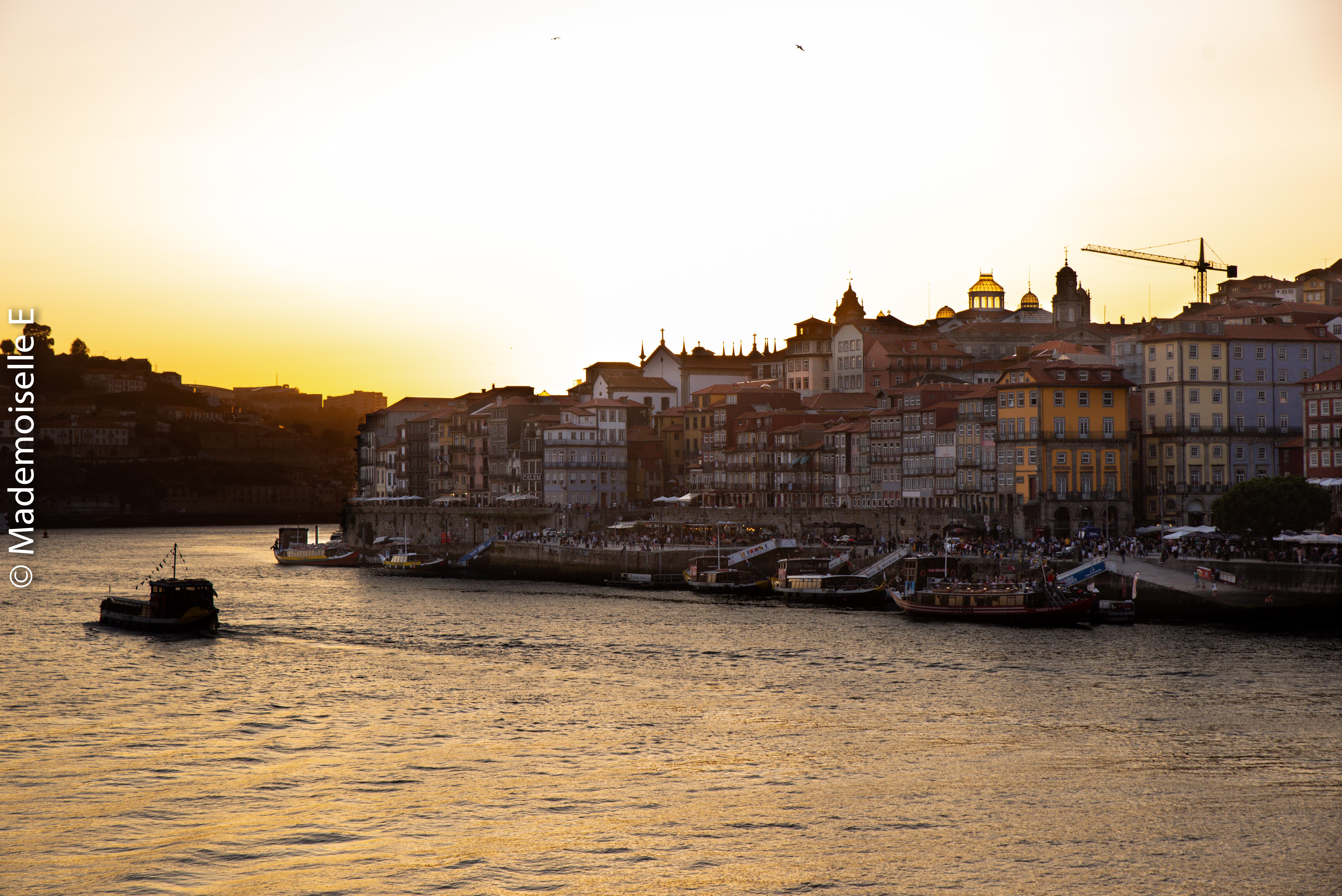 city_guide_porto_quais_de_la_Ribeira_coucher_soleil_mademoiselle