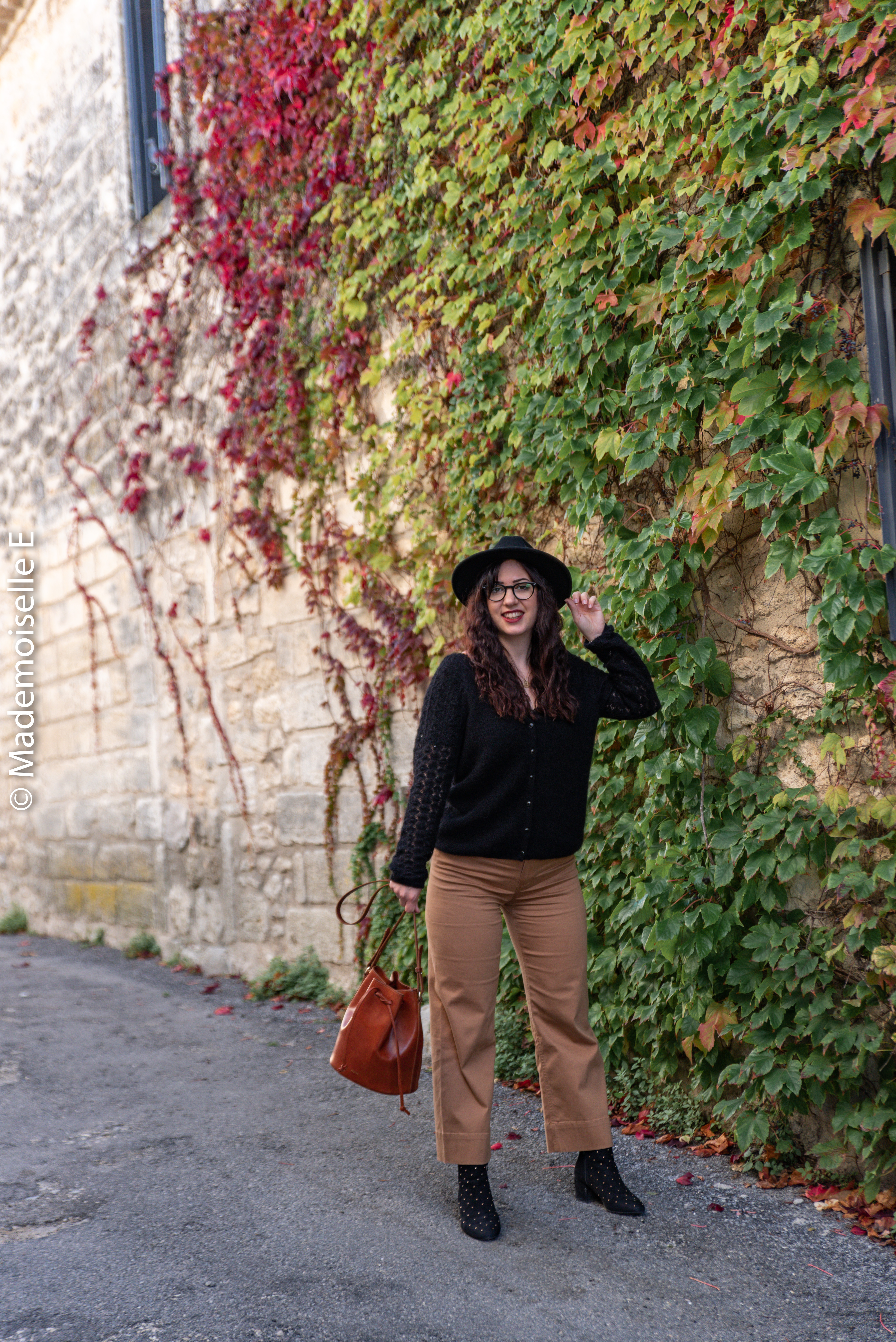 pantalon-camel-7/8-mango-gilet-sesame-12-mademoiselle-e